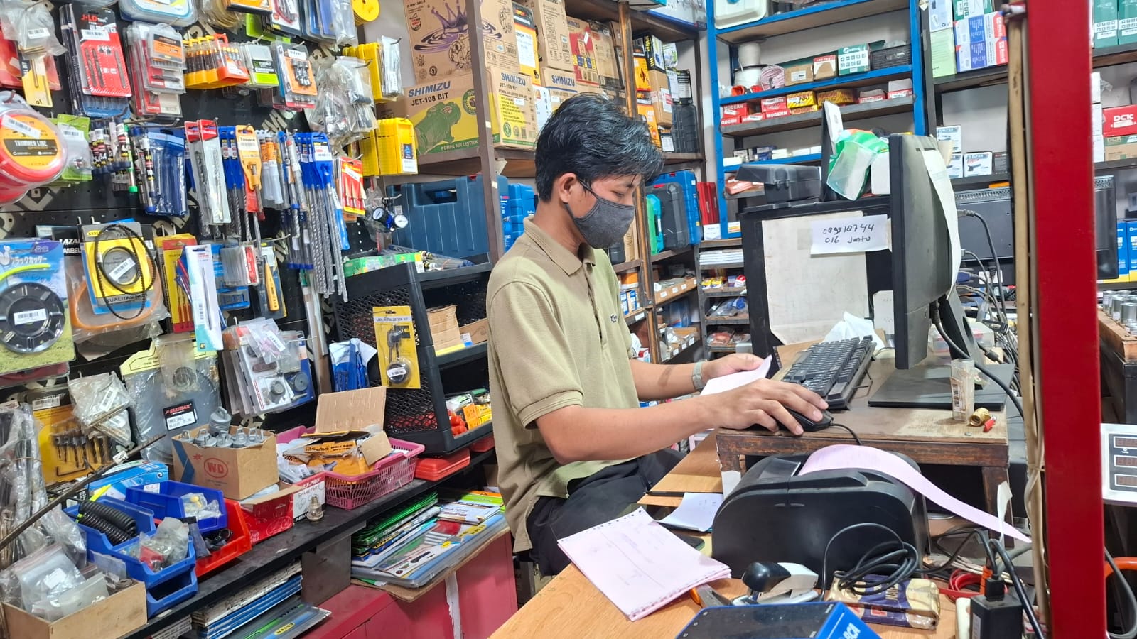 Toko Alat Teknik - Pelayanan kasir dan konsultasi profesional